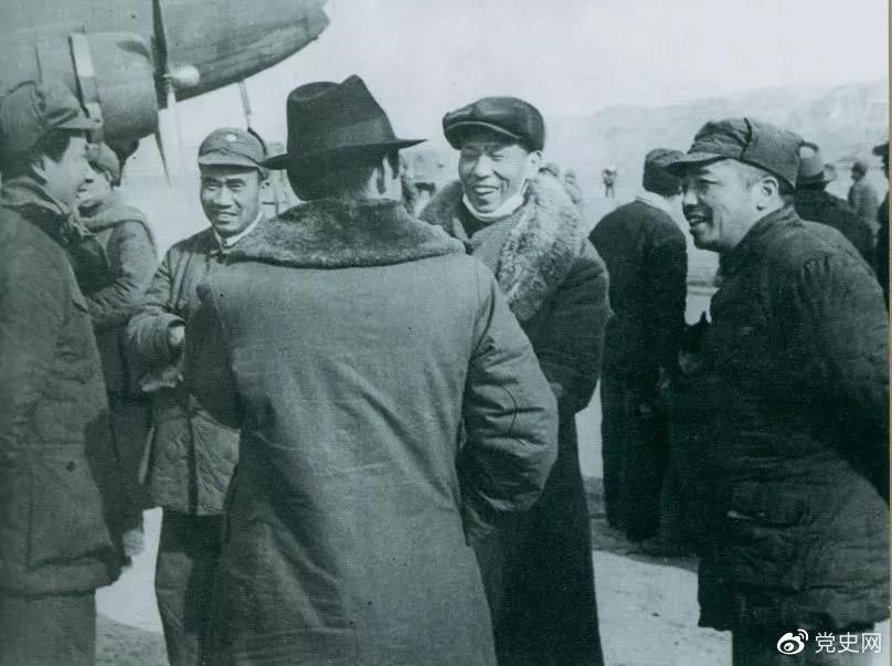 1946年2月19日，毛泽东等在延安机场迎接从重庆回延安汇报工作的周恩来。