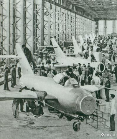 1956年7月19日，国产第一架喷气式战斗机在沈阳首次试飞成功，标志着中国具备了独立研制空军武器装备的能力。图为国产第一批喷气式飞机即将出厂。